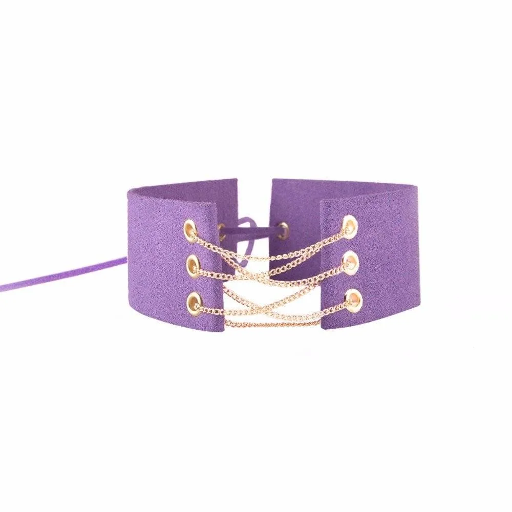Gargantilha de veludo roxo com o cordão de amarrar aparecendo atrás