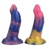 Dois consolos de fantasia escamados lado a lado, um com base azul e outro com base amarela