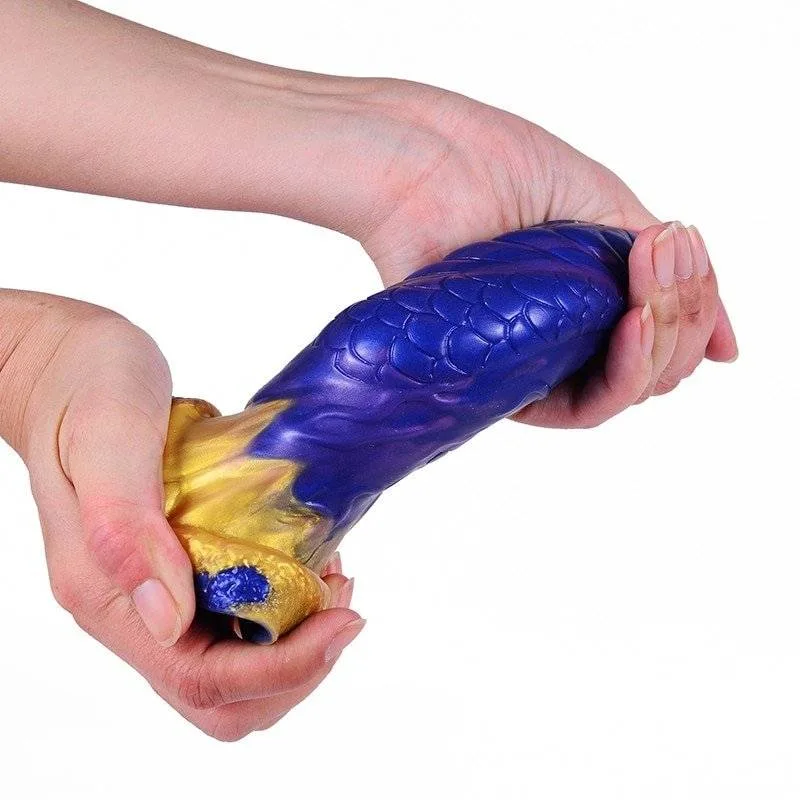 Duas mãos dobrando o consolo de fantasia, mostrando que o silicone é bem flexível