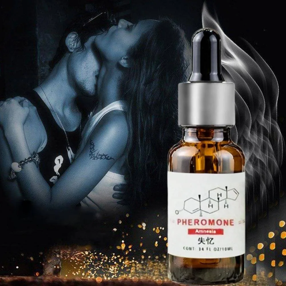 Frasco de perfume feromônio em óleo de rótulo branco e tampa prateada com casal abraçado ao fundo