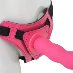 Cinta peniana rosa vestida no manequim com o dildo