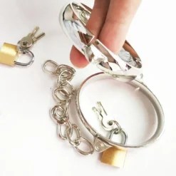 Algemas de aço inox com corrente e cadeado seguradas na mão