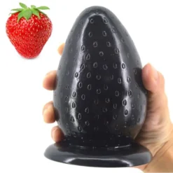 Plug anal grande Big Berry em formato de morango preto na mão