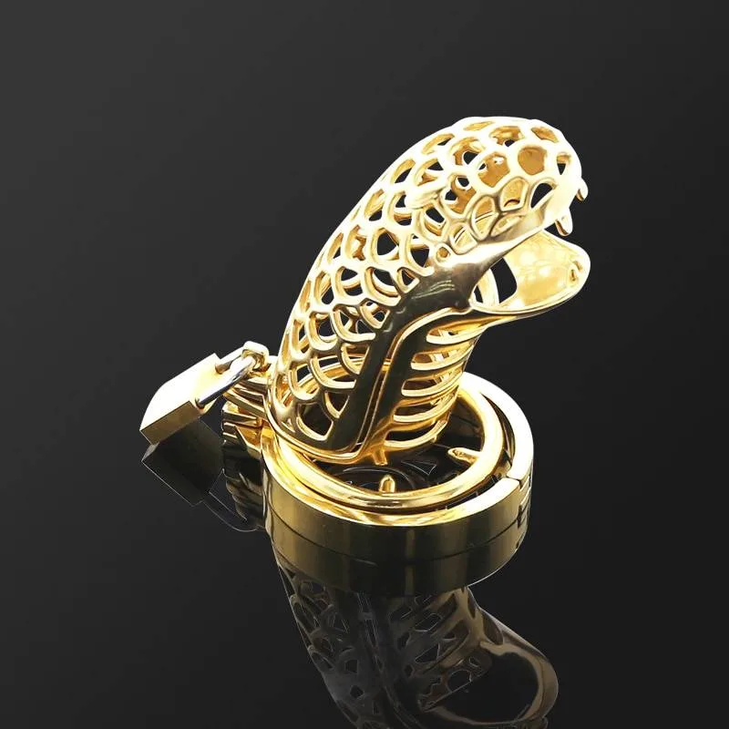 Gaiola de castidade cobra dourada em fundo preto, destacando o banho de ouro