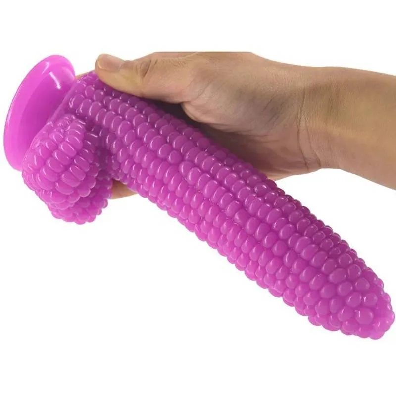 Corn dildo roxo segurado na mão mostrando o tamanho