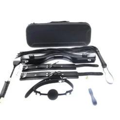 Kit BDSM com humbler, tornozeleiras, mordaça, chicote, chibata e estojo rígido