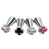 Quatro plugs anais de metal com base de joia em formato de trevo nas cores rosa claro, preto, branco e pink