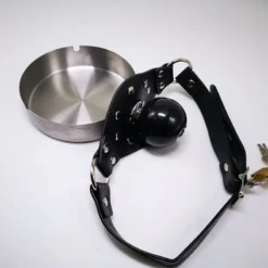 Ball gag com tira de couro, cadeado e cinzeiro de inox