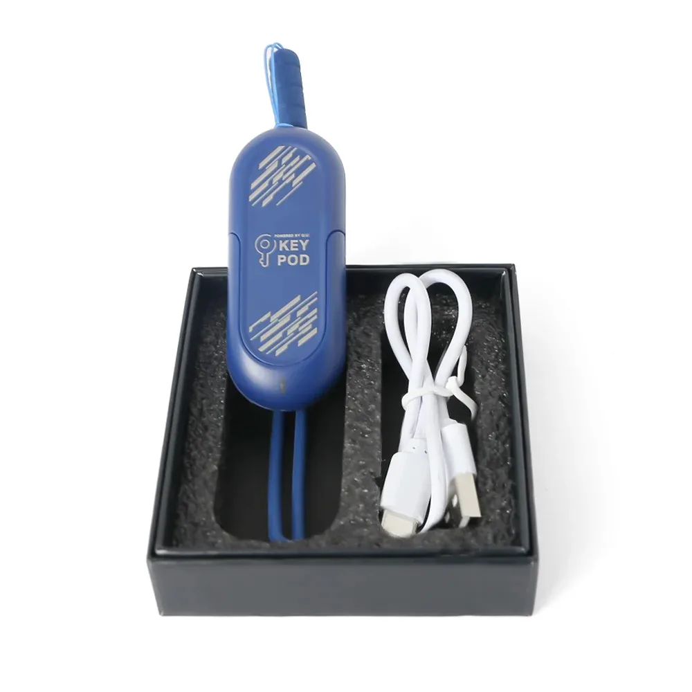 Key Pod dentro da embalagem ao lado do cabo de recarga USB