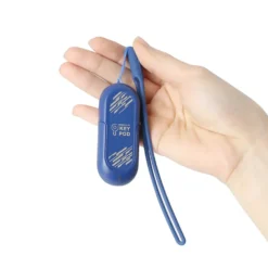 Key Pod segurado na mão pelo cordão, mostrando o tamanho real de 70 mm