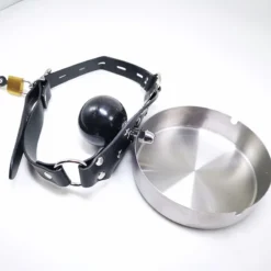 Mordaça ball gag preta com cinzeiro de aço inox preso na bola