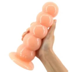Mãos segurando o plug anal de cinco bolas cor pele clara, mostrando o tamanho