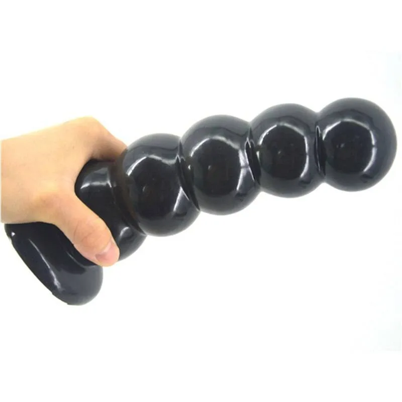 Plug anal de cinco bolas preto visto de lado, com a mão ao lado para escala