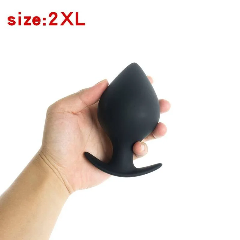 Plug anal pêssego tamanho 2XL, 6,6 cm de diâmetro, na mão