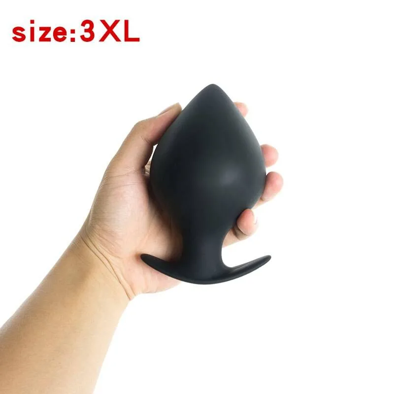 Plug anal pêssego tamanho 3XL, 7,6 cm de diâmetro, na mão