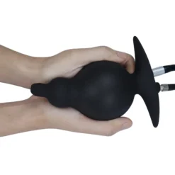 Plug anal inflável cheio segurado com as duas mãos