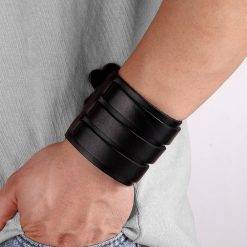 Tyo pulseira de couro genuíno para meninos, pulseira ajustável de couro clássica punk rock preta/marrom com três camadas para relógio Vestuário