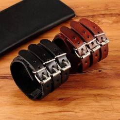 Tyo pulseira de couro genuíno para meninos, pulseira ajustável de couro clássica punk rock preta/marrom com três camadas para relógio Vestuário