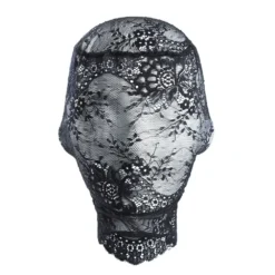 Capuz de renda transparente mostrando o rosto por baixo