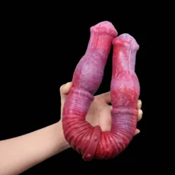 Dildo duplo de silicone dobrado na mão mostrando a flexibilidade