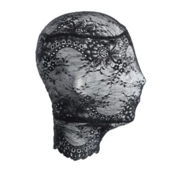 Capuz de renda floral preta cobrindo a cabeça inteira