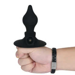 Plug anal inflável desinflado segurado na mão mostrando os 4 cm de diâmetro de entrada