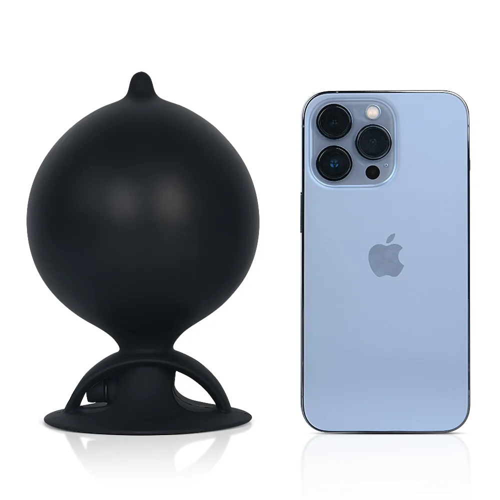 Plug anal inflável totalmente cheio ao lado de um celular para comparação de tamanho