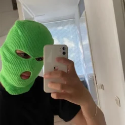 Pessoa usando balaclava verde neon de malha