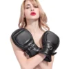 Luvas bondage mitts puppy de couro preto acolchoadas nas mãos da modelo