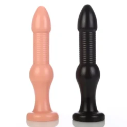 Plug anal enorme preto e cor de pele em pé lado a lado