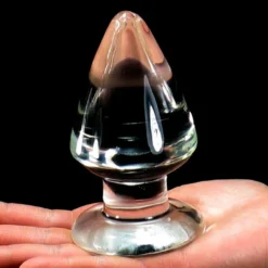 Plug anal de vidro em forma de cone com 6 cm de diâmetro apoiado na mão