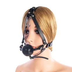 Ball gag preta com arnês de cabeça e gancho de nariz de frente