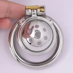 Gaiola de castidade de cúpula furada de 32 mm segurada na mão para mostrar o tamanho
