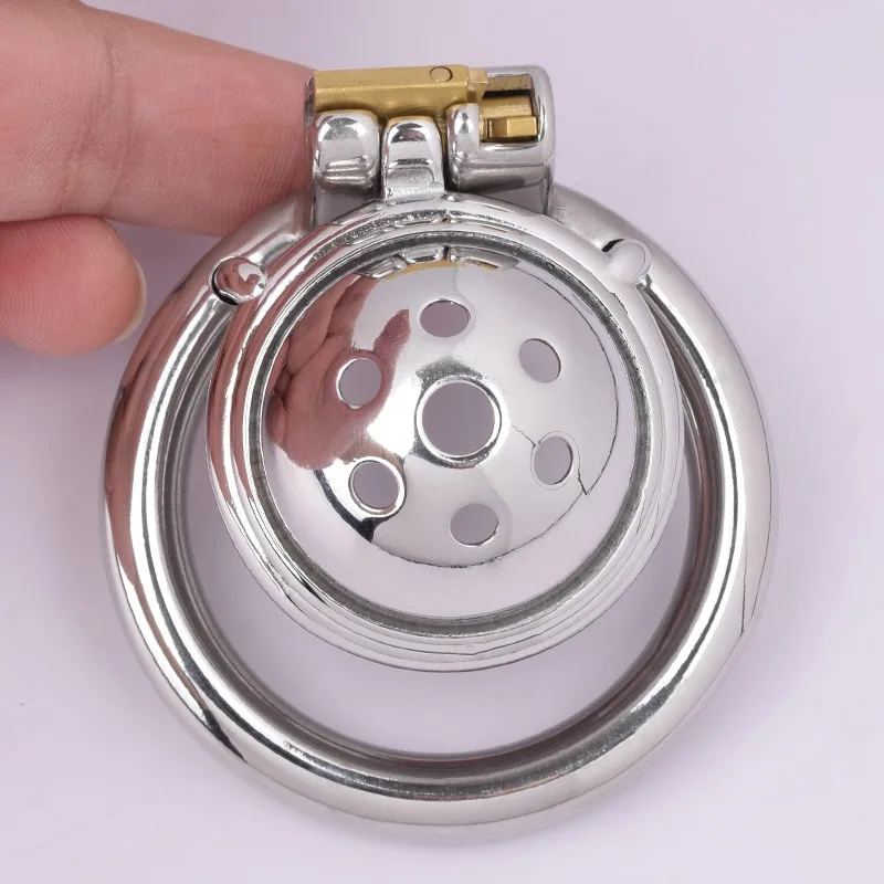 Gaiola de castidade de cúpula furada de 32 mm segurada na mão para mostrar o tamanho