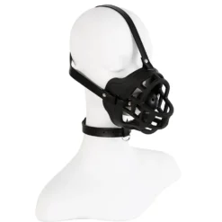 Focinheira com bola de grade preta vestida no manequim