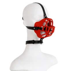 Focinheira com bola de grade vermelha vestida no manequim