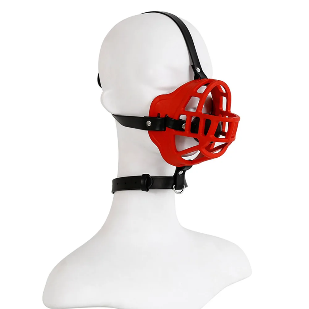 Focinheira com bola de grade vermelha vestida no manequim