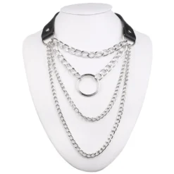 Gargantilha choker de couro preto com O-ring e correntes prateadas