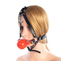 Harness ball gag vermelha com gancho de nariz no manequim