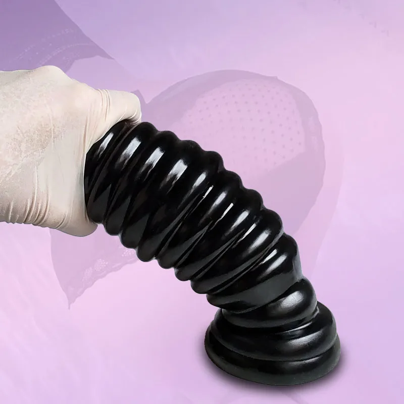 Plug anal grande segmentado ondulado preto segurado pela mão de luva