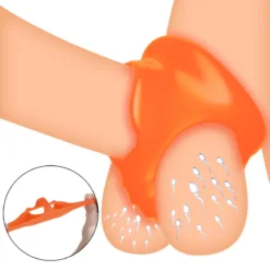 Ilustração mostrando o anel peniano vestido, prendendo a base do pênis e separando os testículos