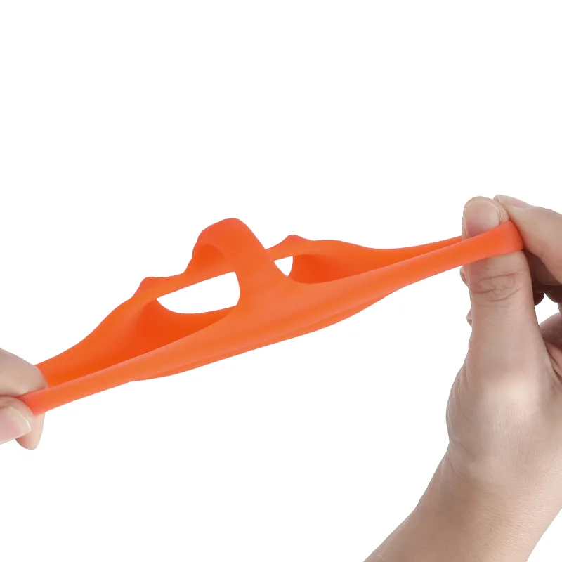 Duas mãos esticando o anel peniano de silicone até várias vezes o tamanho original