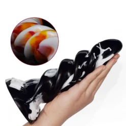 Dildo anal cock screw preto e branco em espiral apoiado na mão