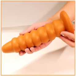 Dildo plug anal de segmentos arredondados deitado na mão