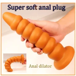Plug anal de silicone dourado com segmentos arredondados e ventosa segurado na mão