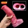 Capa peniana de silicone rosa com cabeça de cavalo segurada na mão, com detalhe dos dois furos da base