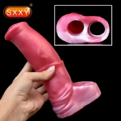 Capa peniana de silicone rosa com cabeça de cavalo segurada na mão, com detalhe dos dois furos da base