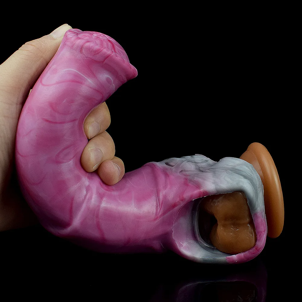 Capa peniana de silicone sendo dobrada na mão, mostrando a flexibilidade