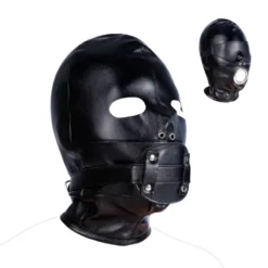 Capuz de couro preto completo com aberturas nos olhos e tampa na boca