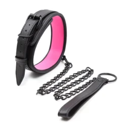 Coleira BDSM preta com forro rosa e corrente